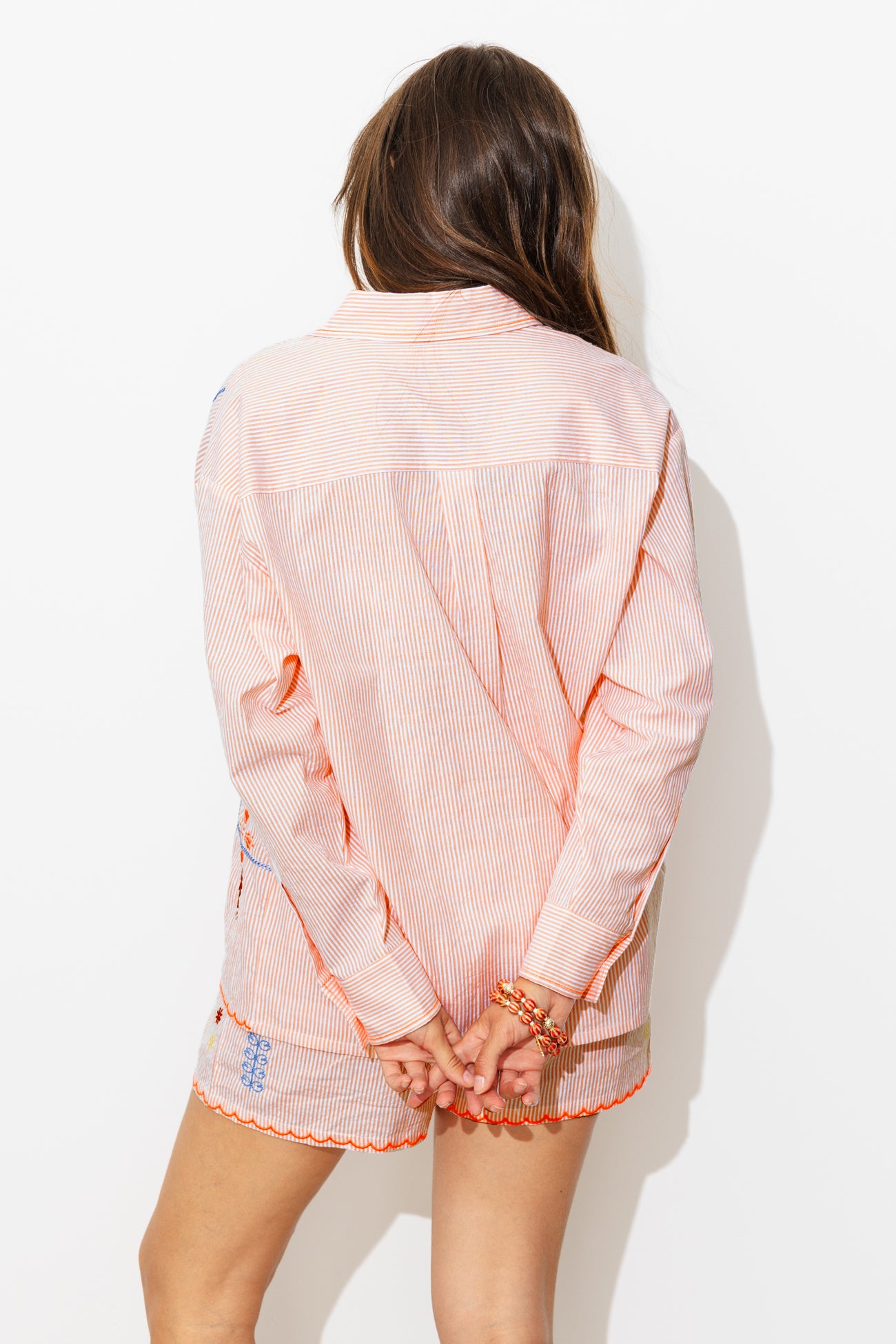 Camisa listrada bordada