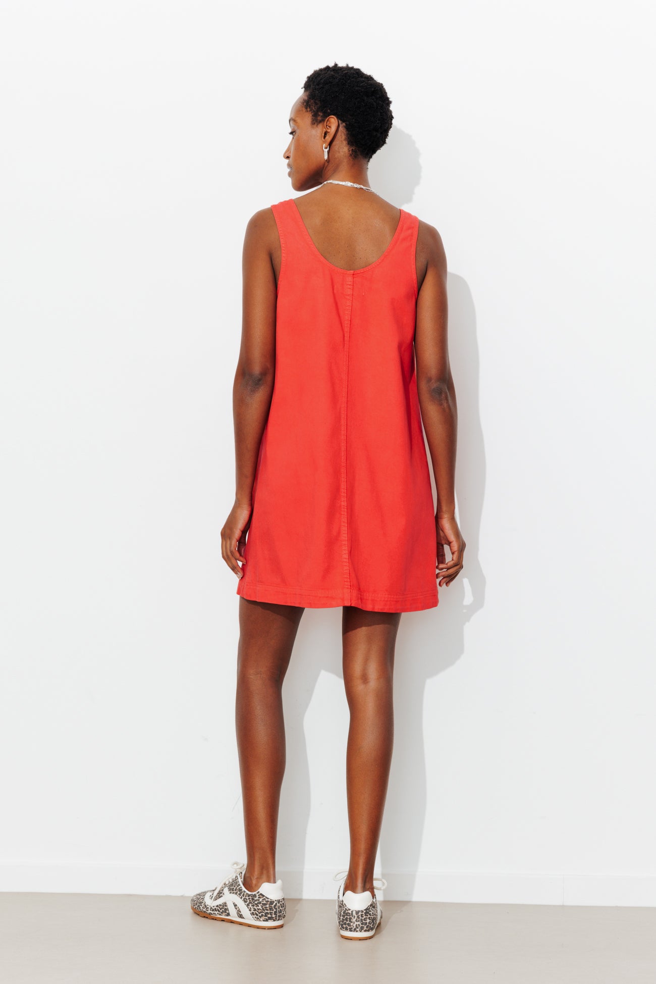 Vestido curto com tiras
