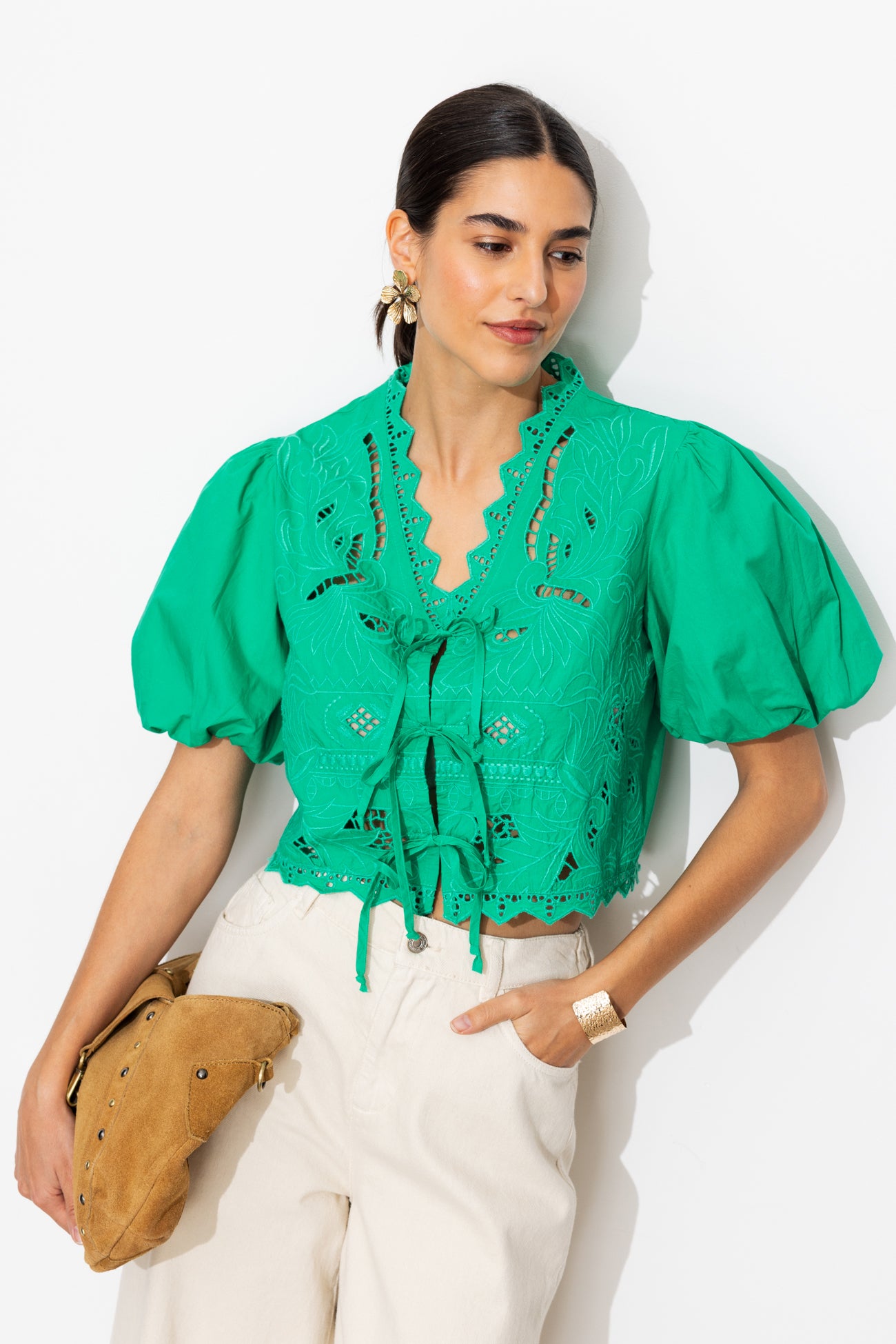 Blusa de renda com mangas bufantes