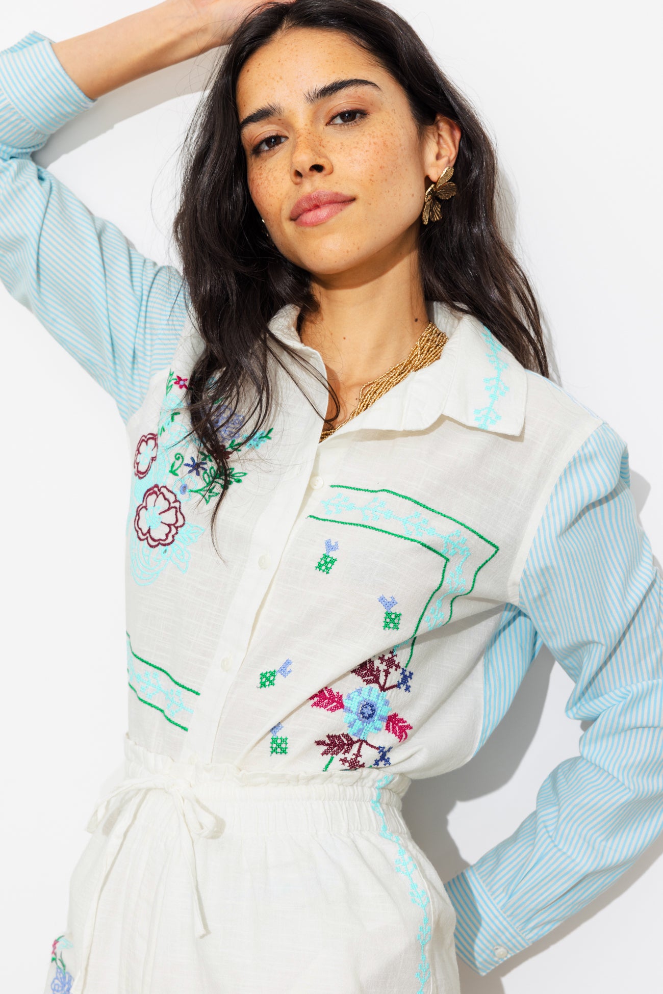 Blusa listrada com bordado