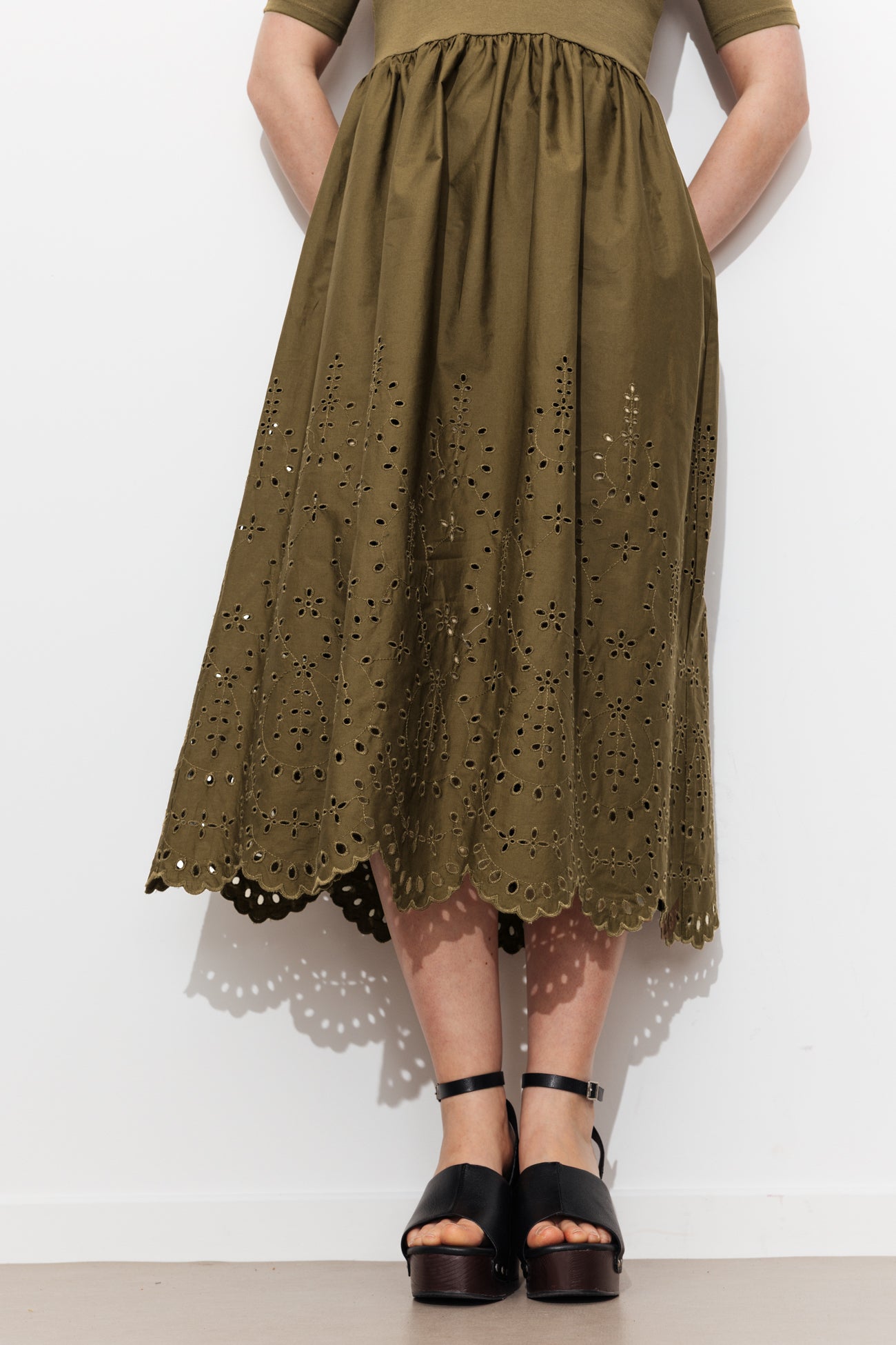 Vestido de camisola com bordado inglês