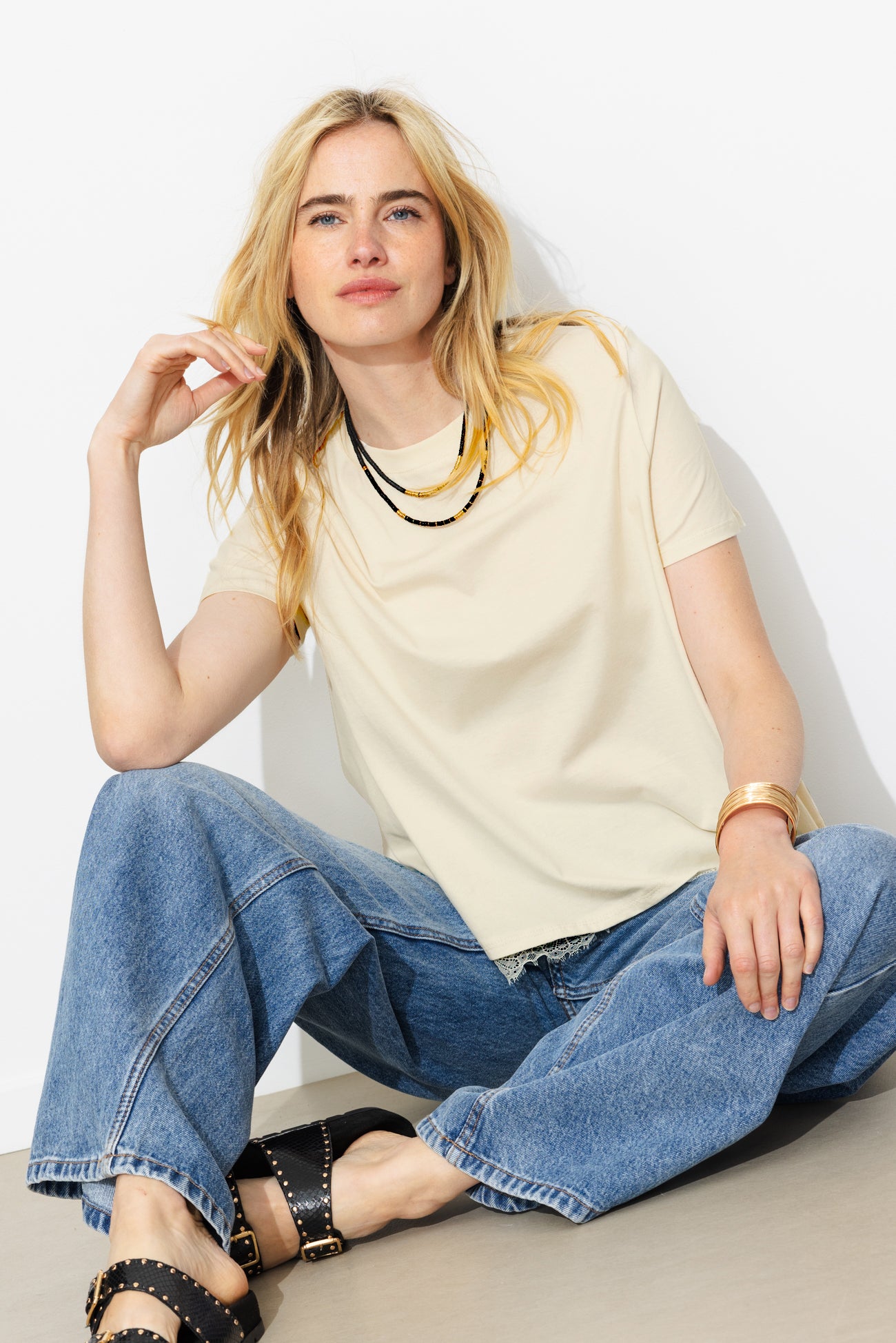 Camisola ampla com detalhe de renda