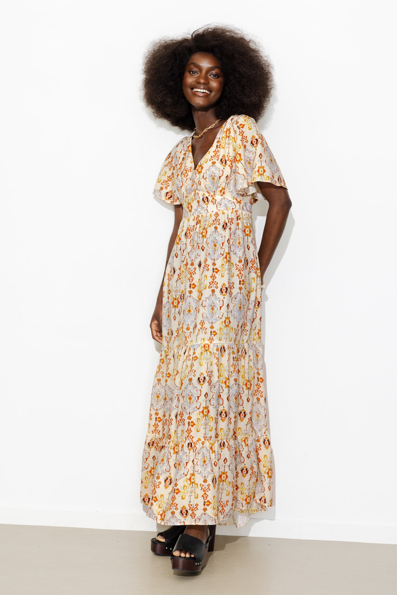 Vestido de estampa com decote baixo
