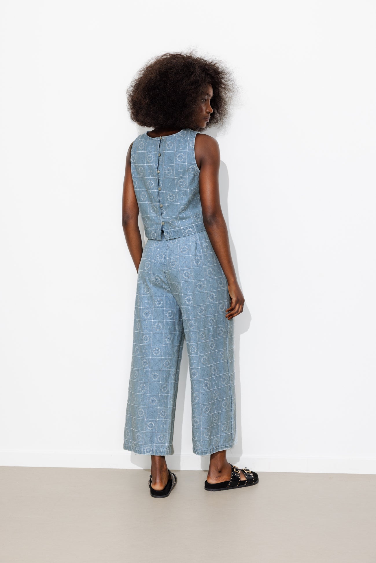 Top cropped de jeans com bordado