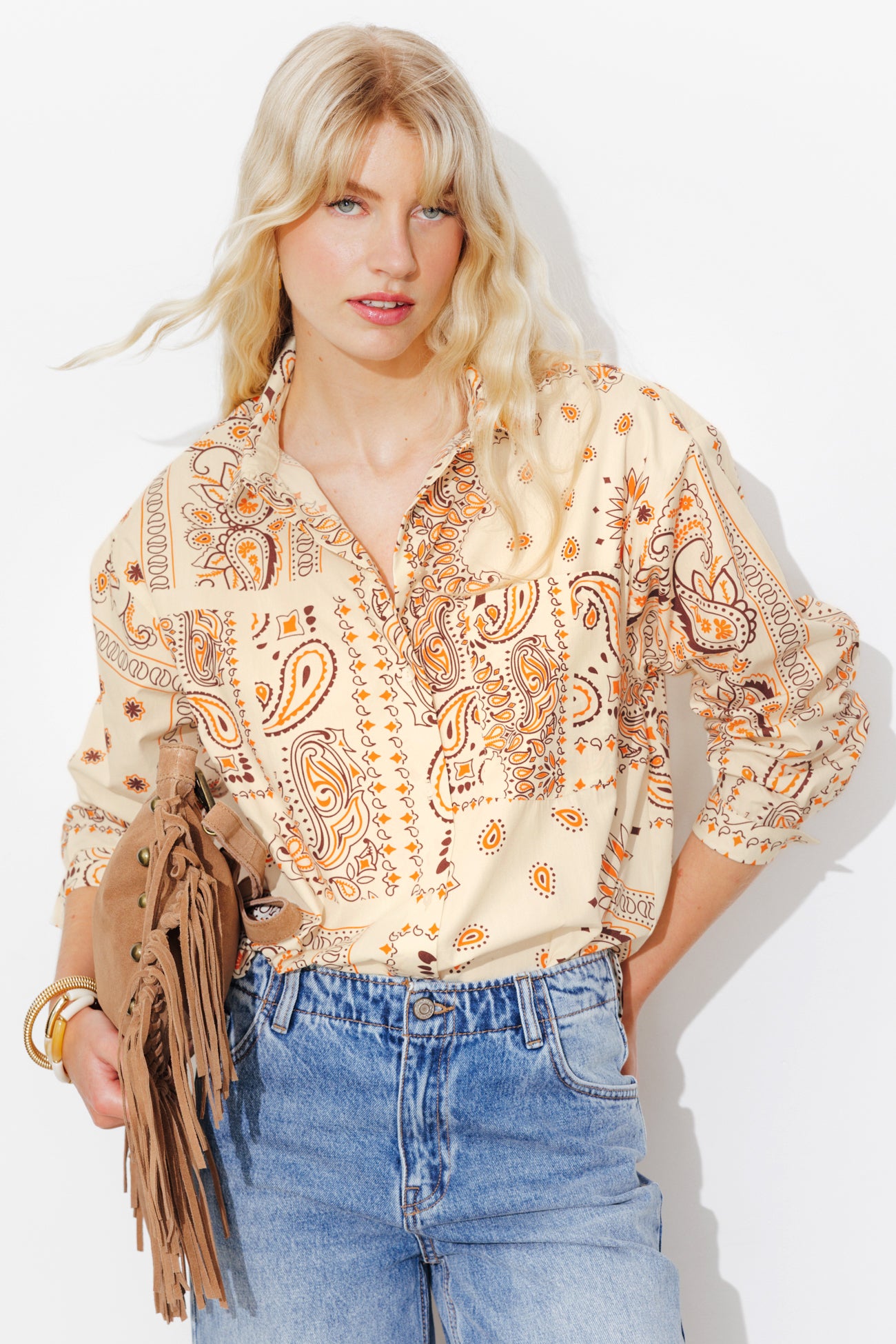 Camisa oversized com lenço