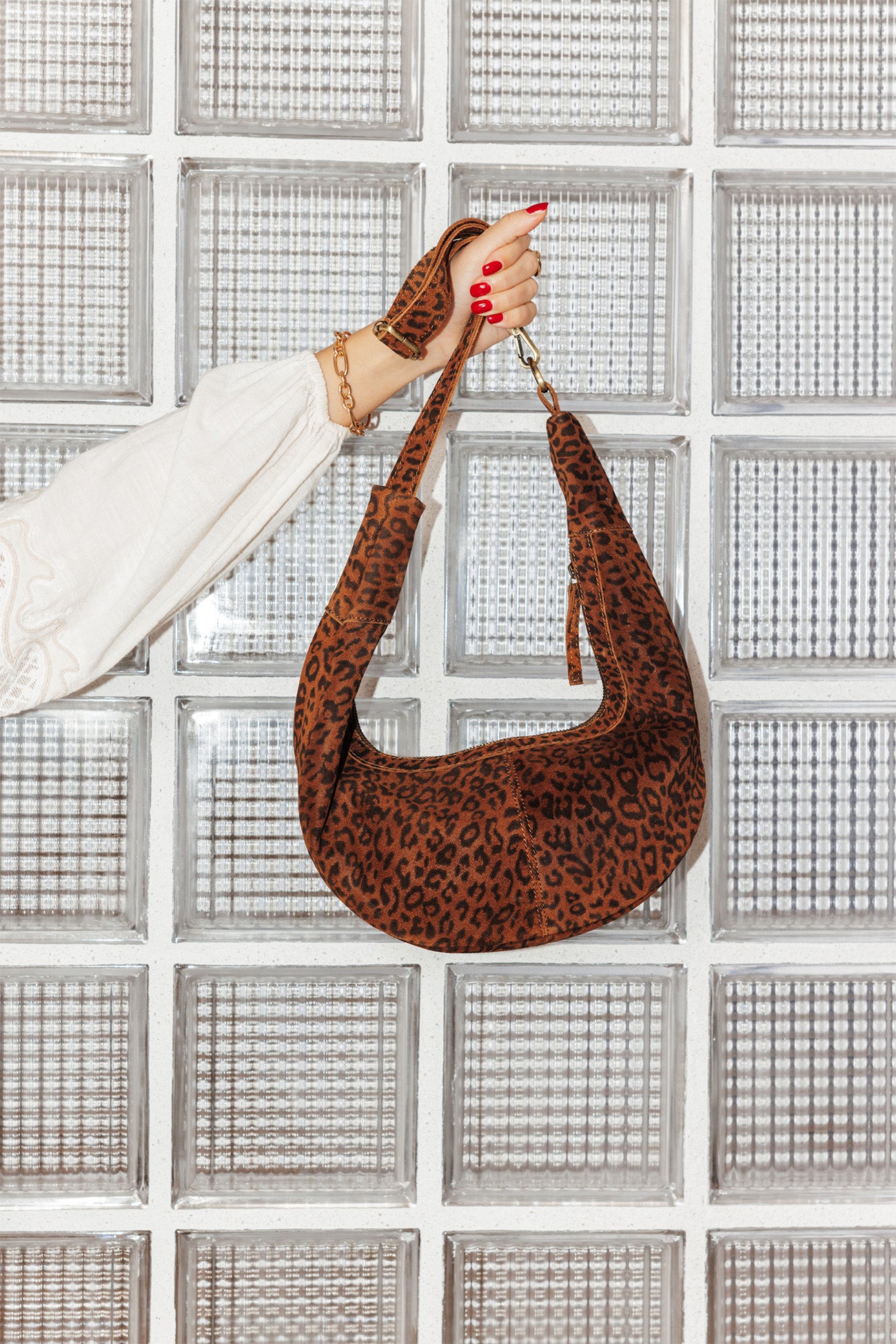 Bolsa crescente de couro com estampa de leopardo
