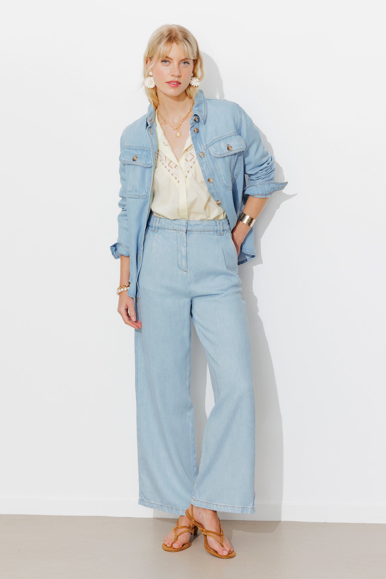 Calças jeans largas flexíveis