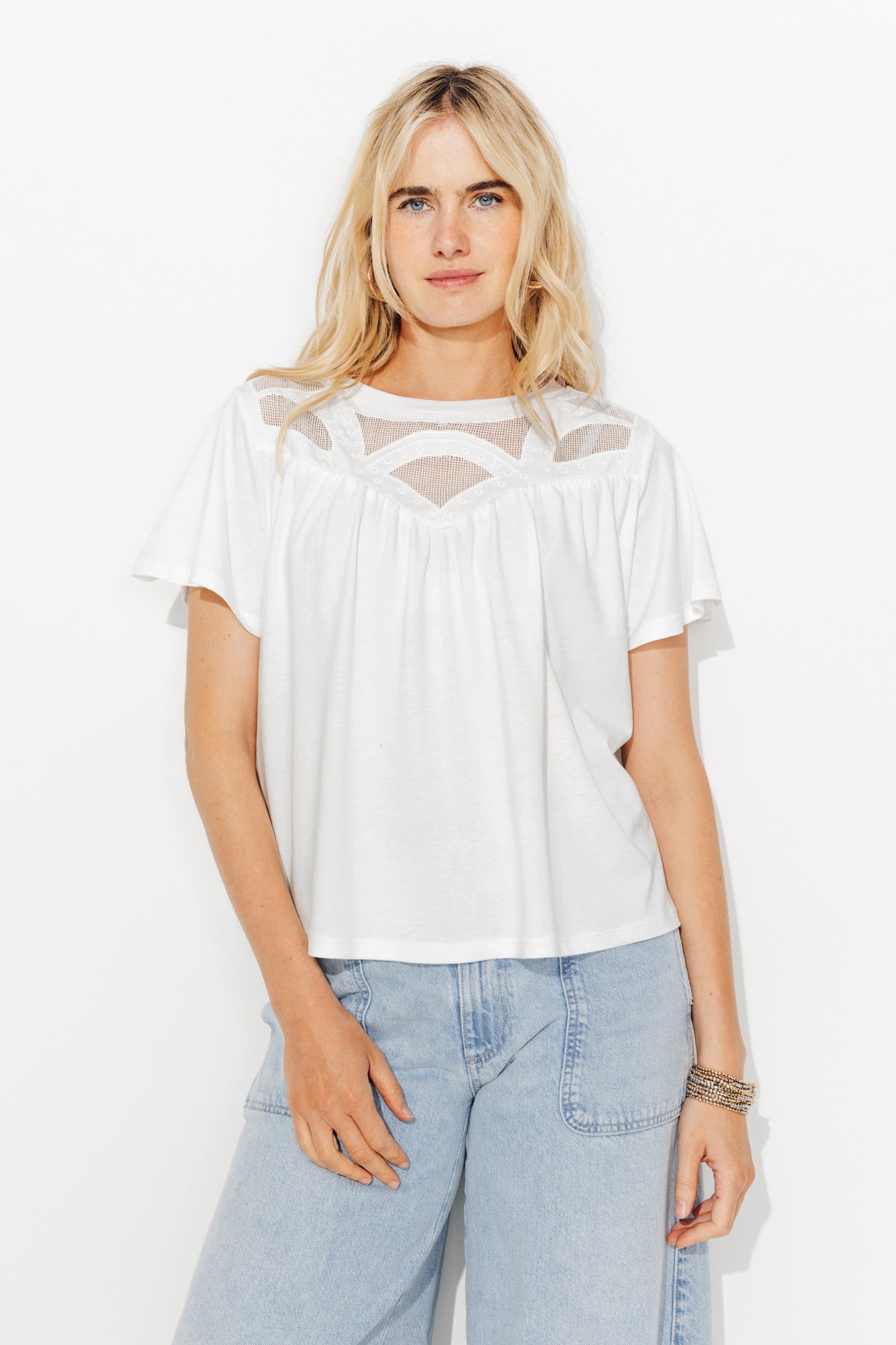 Camiseta com detalhes em malha