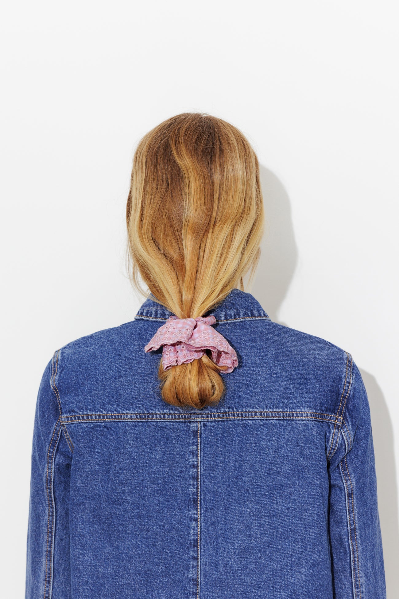 Scrunchie com bordado inglês