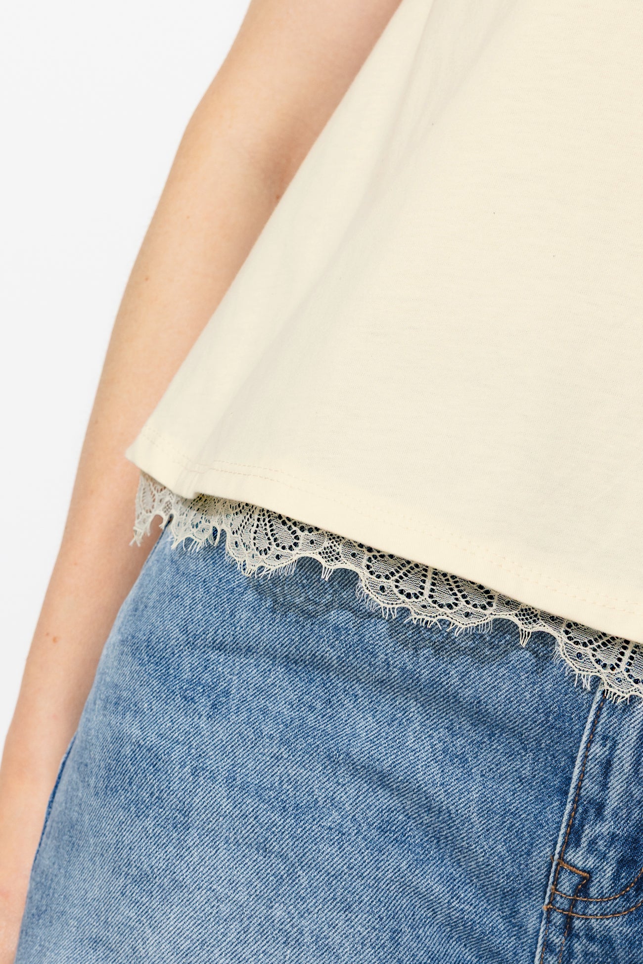 Camisola ampla com detalhe de renda