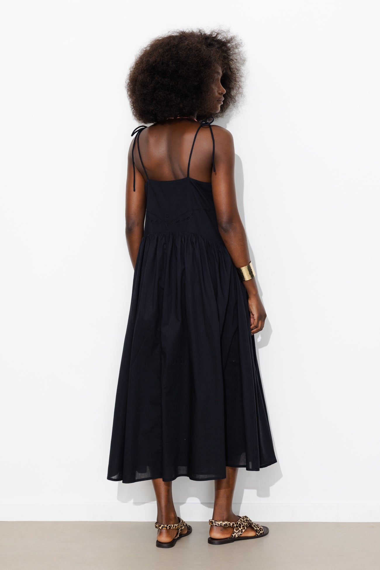 Vestido com tiras bordado