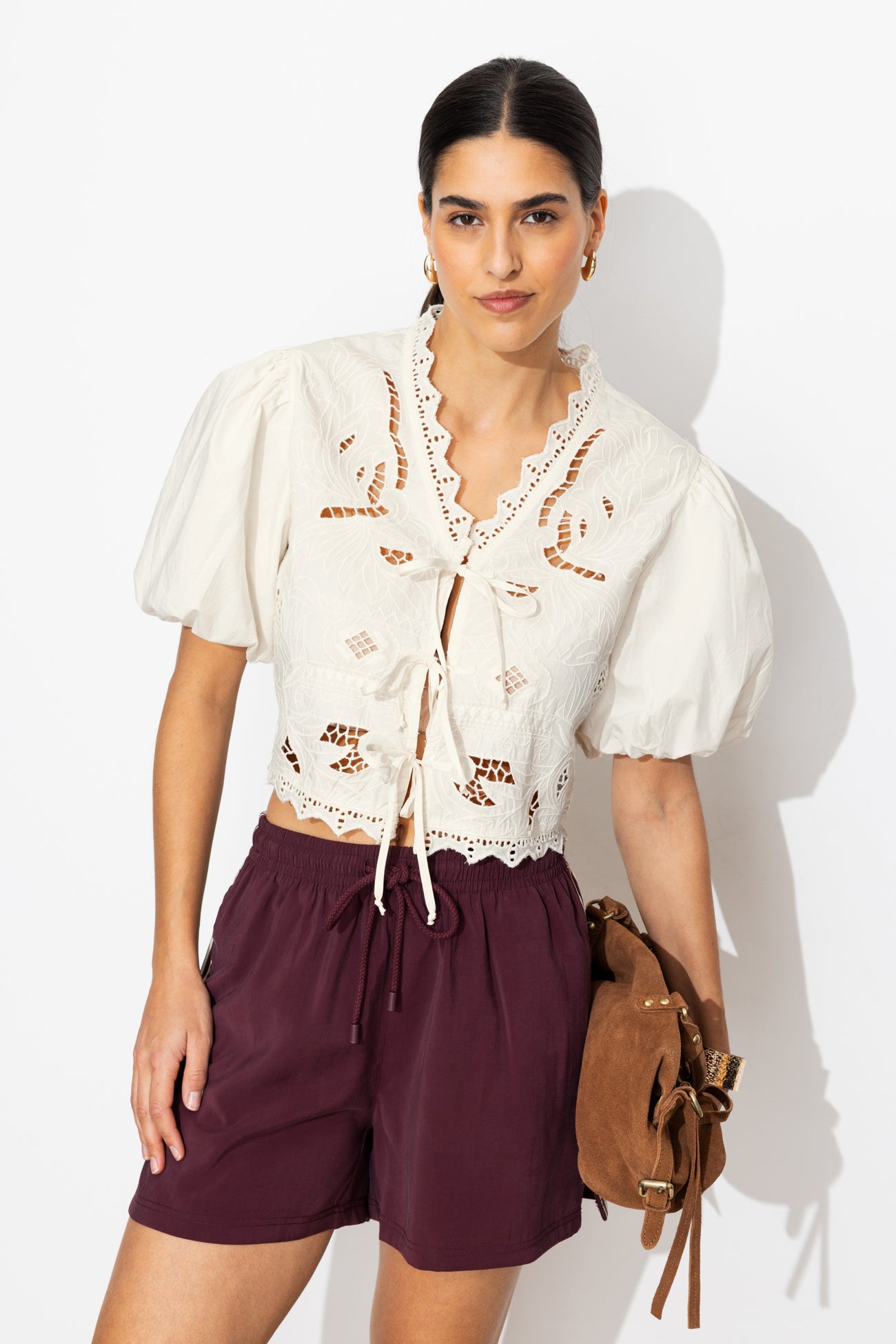 Blusa com mangas bufantes e bordado