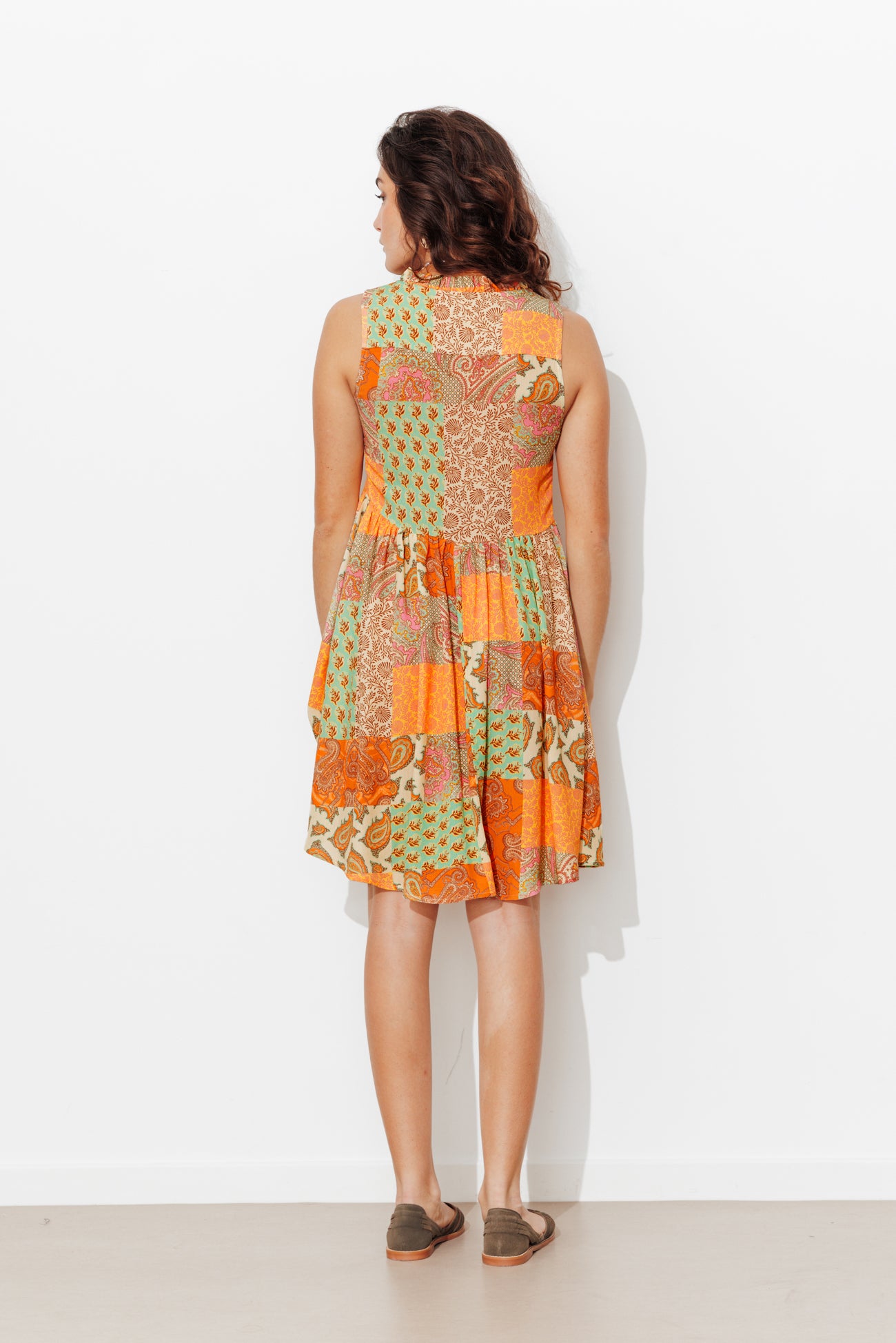 Vestido curto com padrão de retalhos