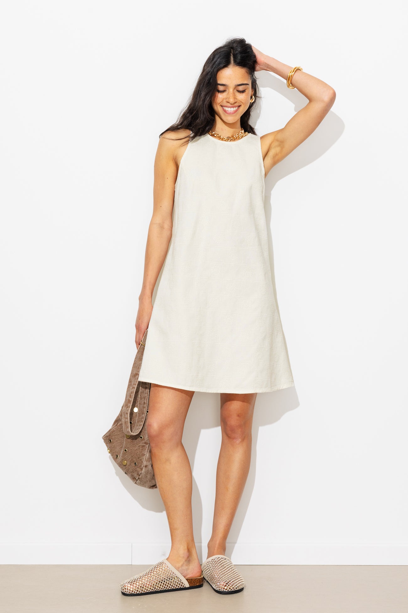 Vestido curto de denim com bordado