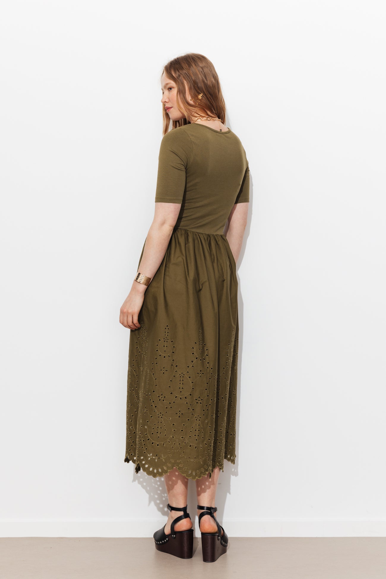 Vestido de camisola com bordado inglês