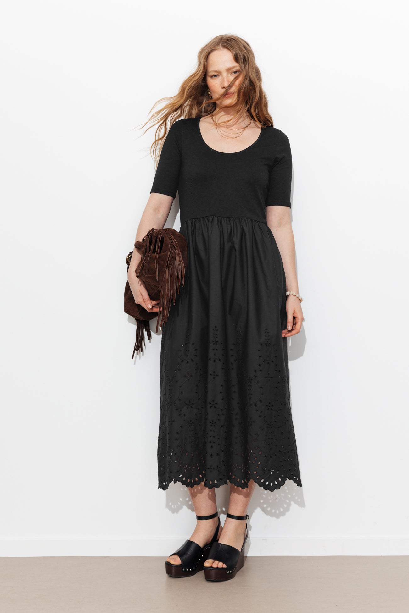 Vestido de camisola com bordado inglês