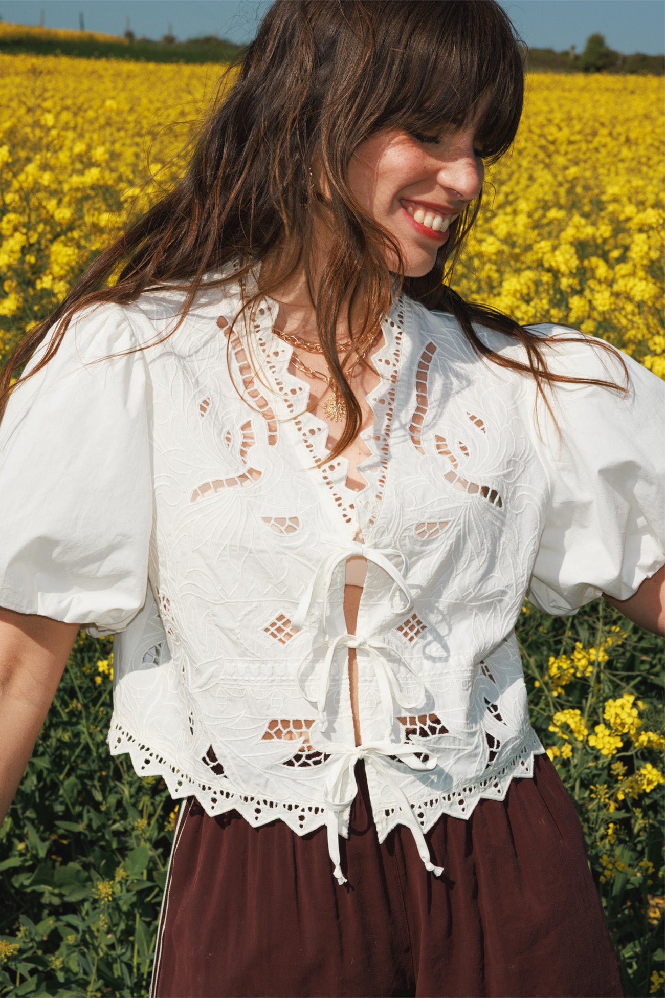 Blusa com mangas bufantes e bordado