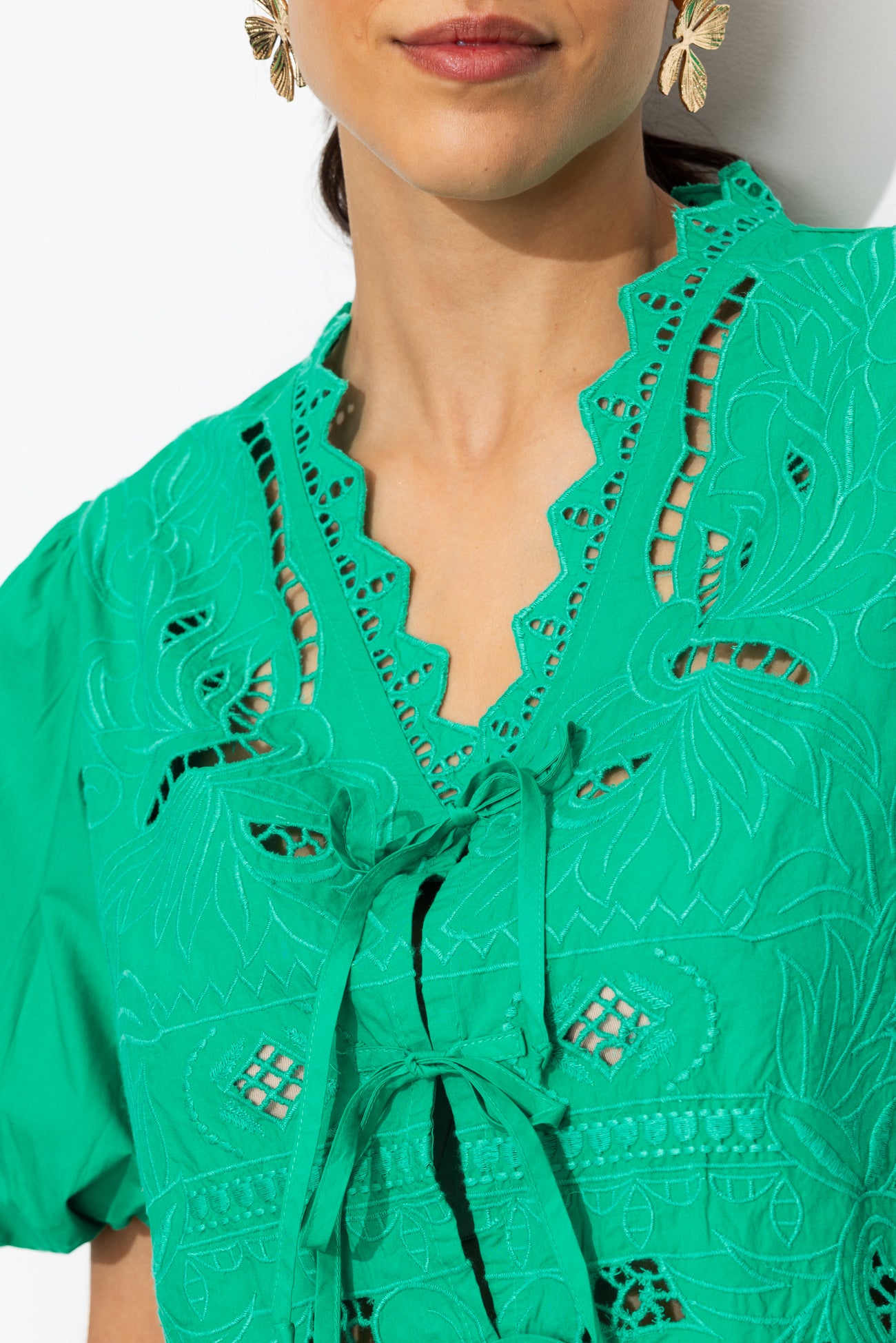 Blusa de renda com mangas bufantes
