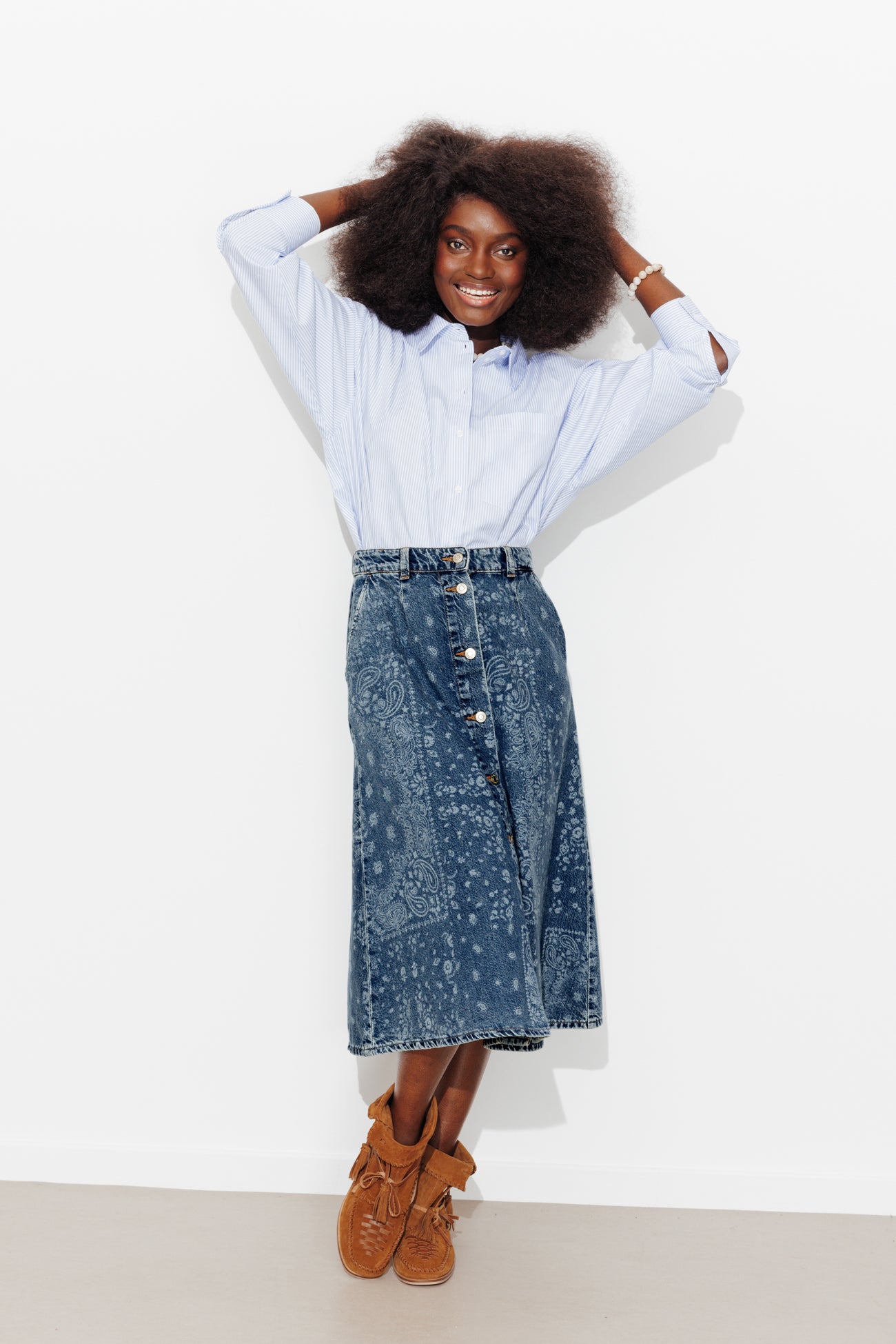 Saia midi de jeans com padrão a laser