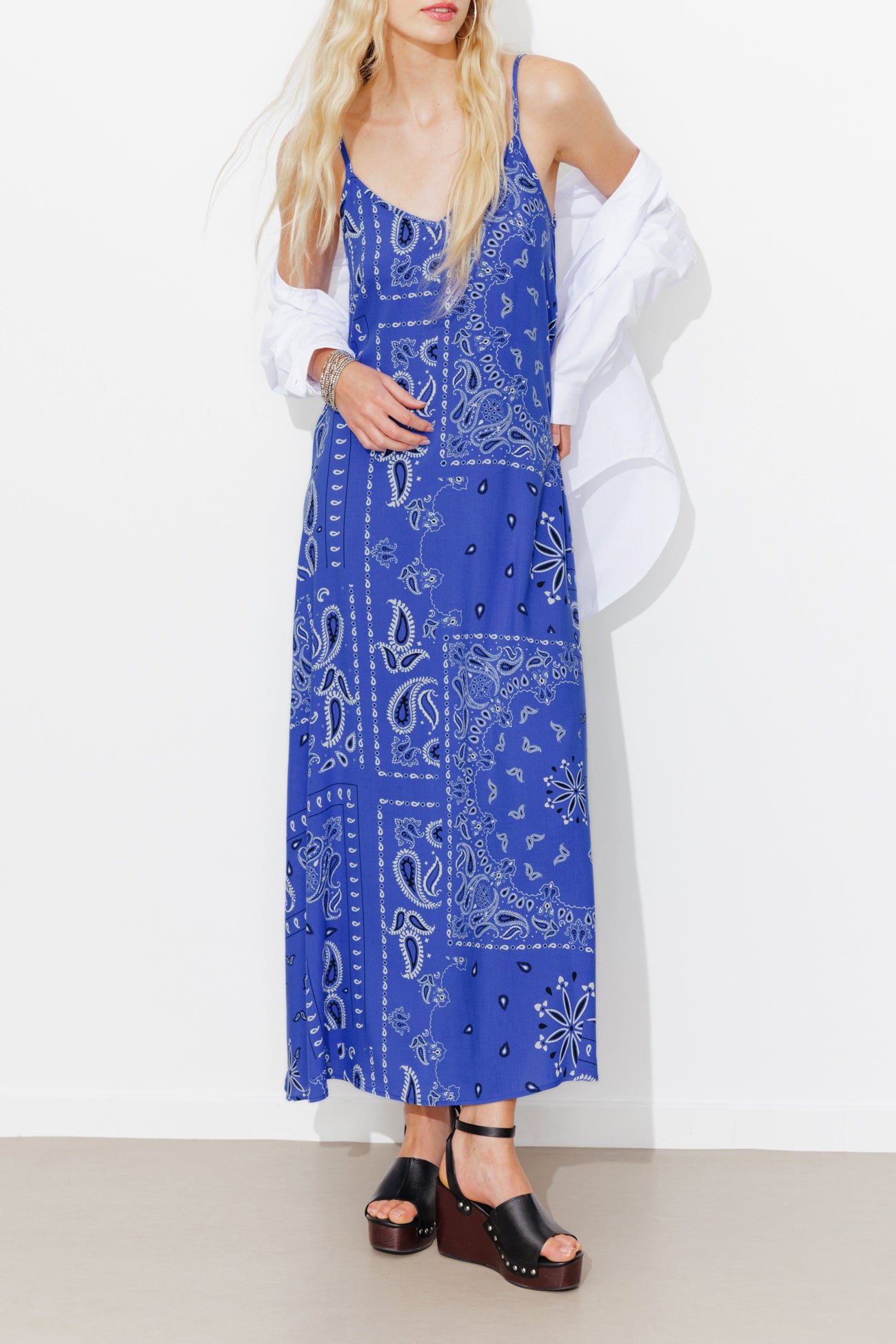 Vestido longo com tiras finas