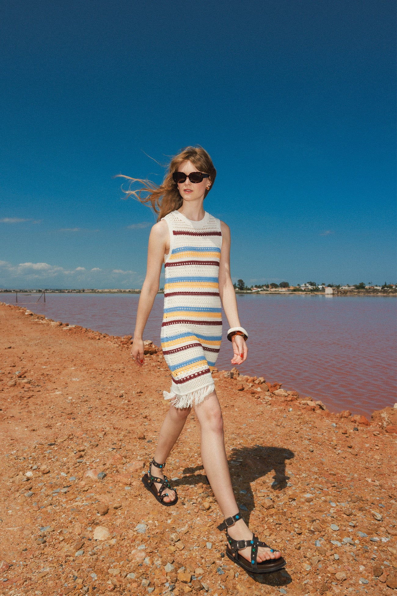 Vestido curto de croché com franjas