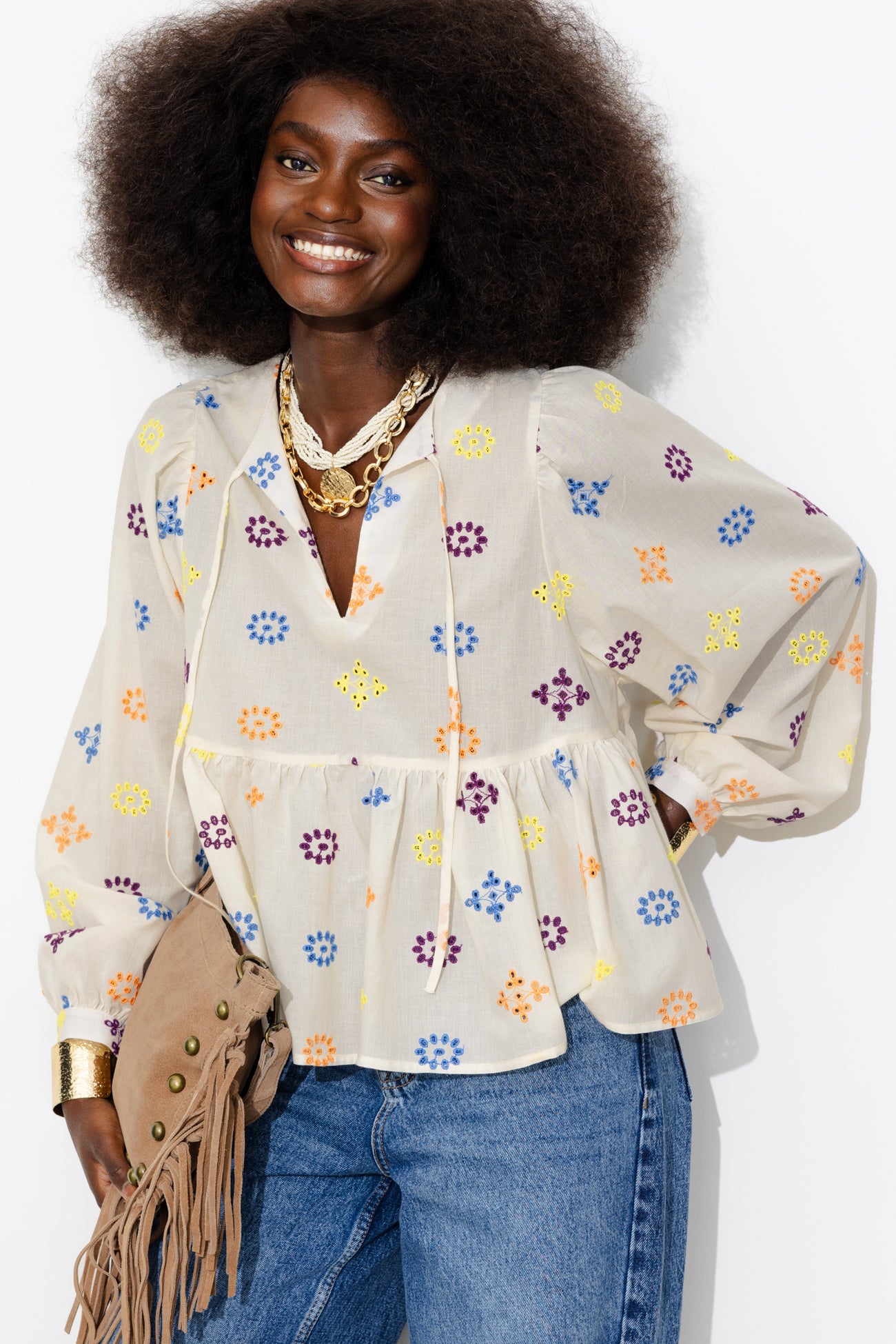 Blusa bordada em malha aberta