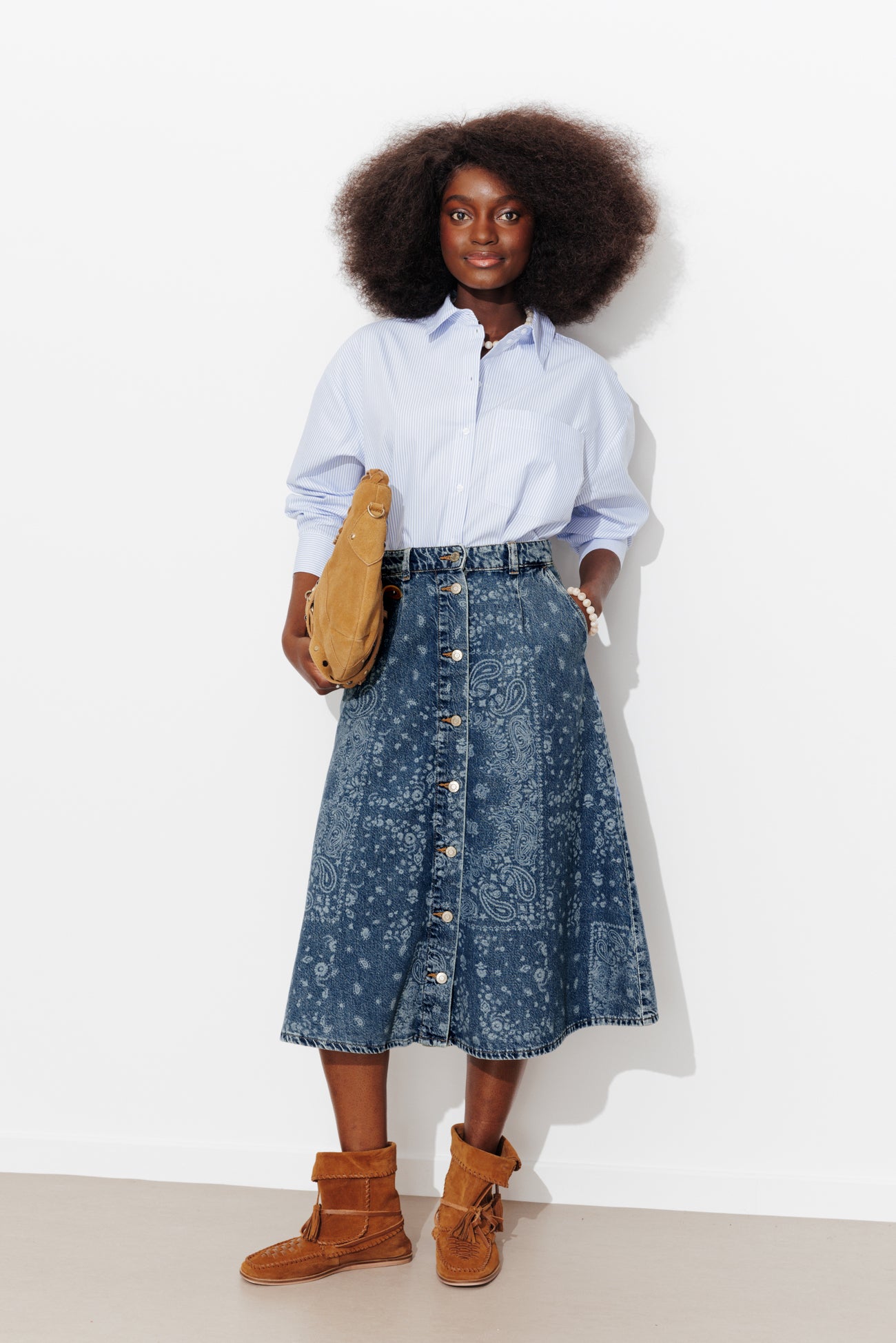 Saia midi de jeans com padrão a laser