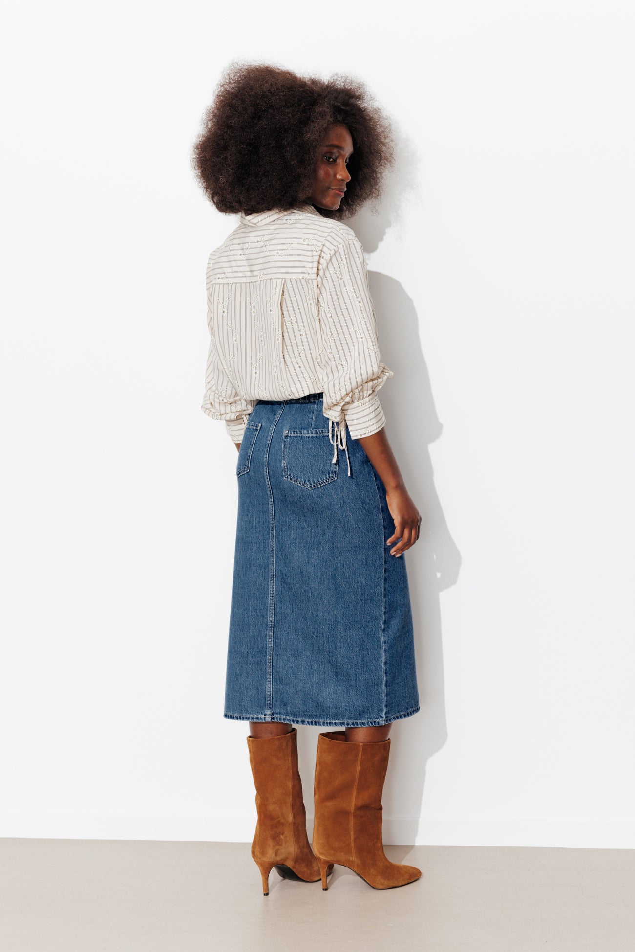 Saia midi em denim