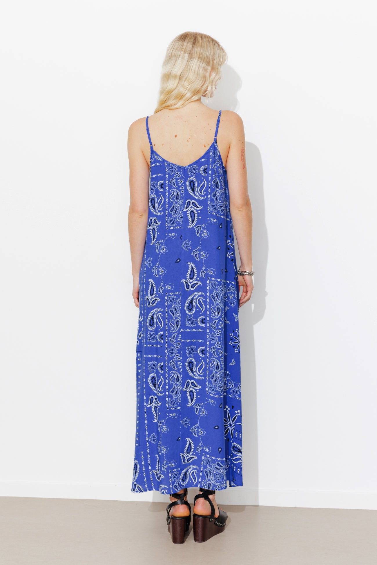 Vestido longo com tiras finas