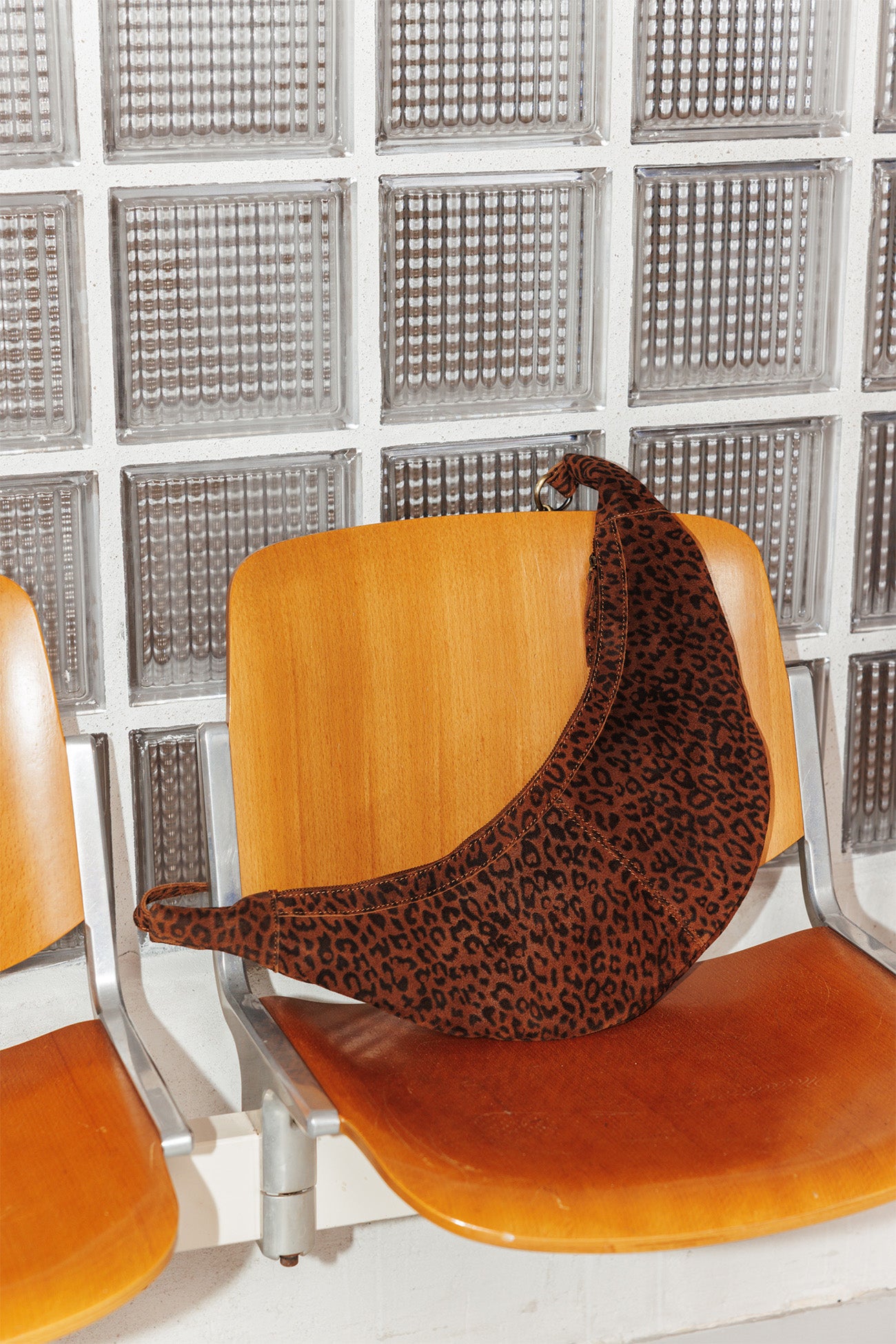 Bolsa crescente de couro com estampa de leopardo