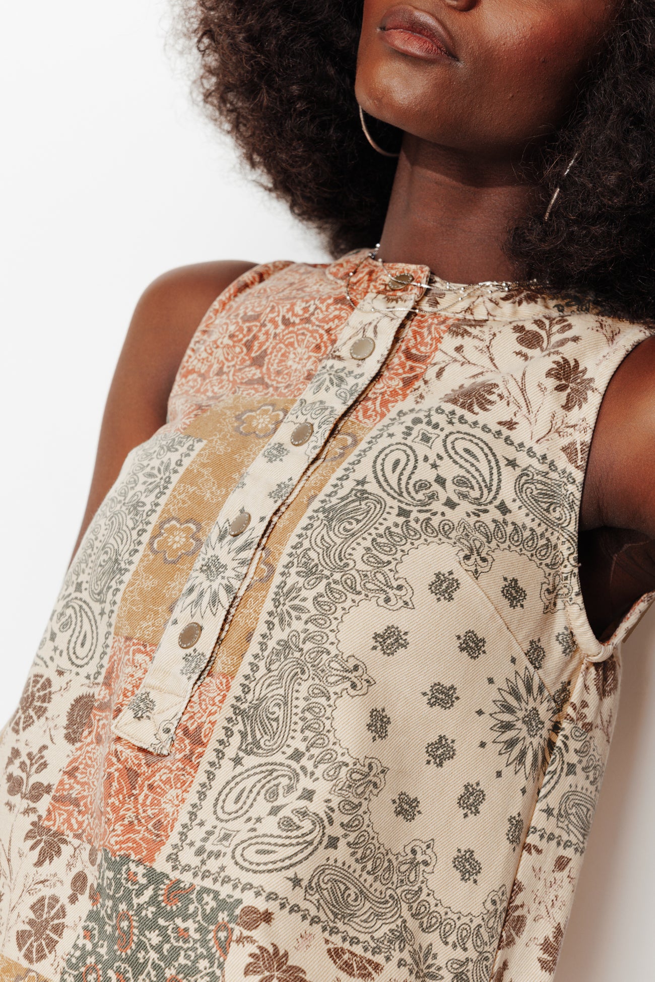 Vestido curto com efeito de retalhos