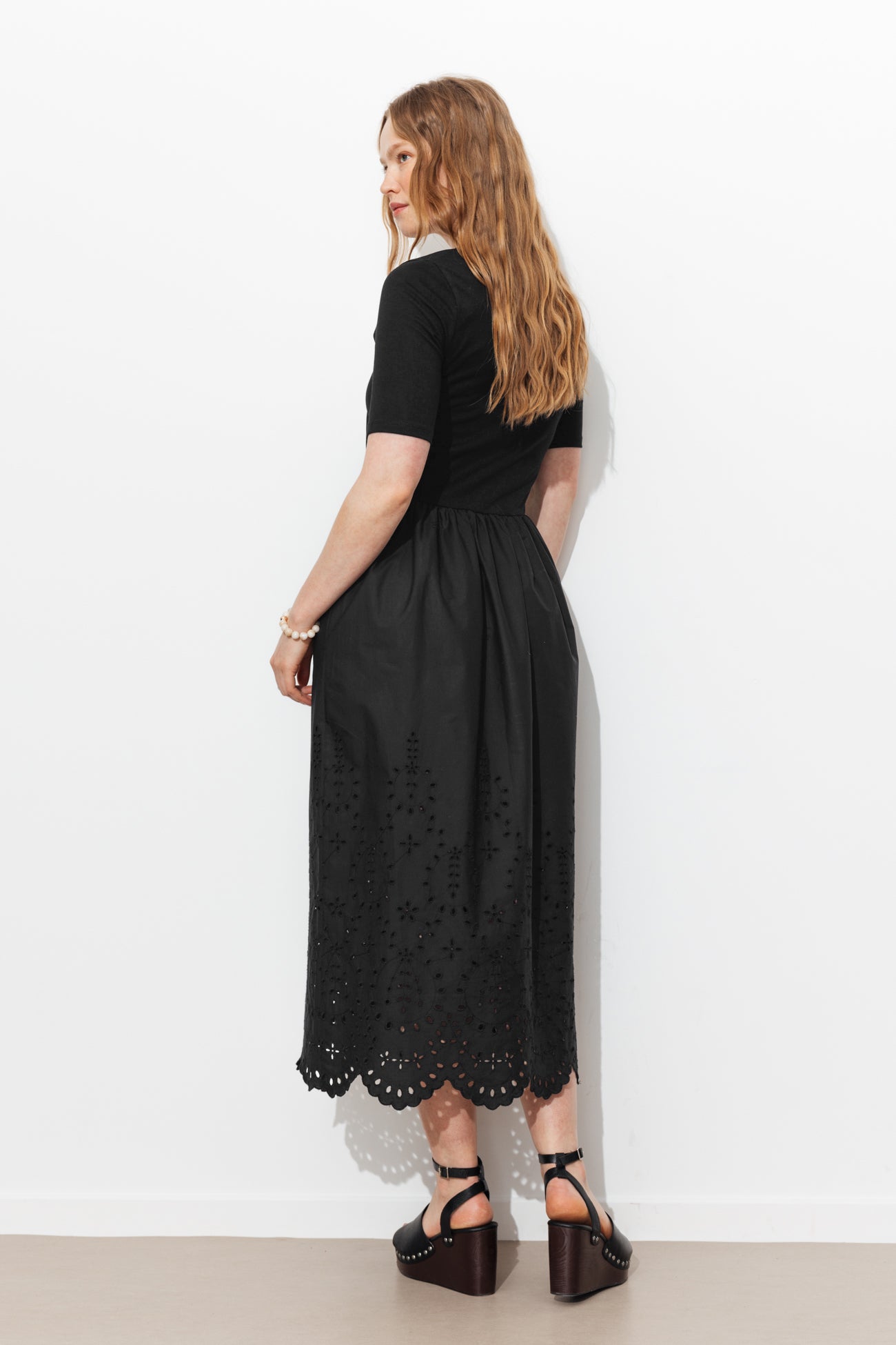 Vestido de camisola com bordado inglês