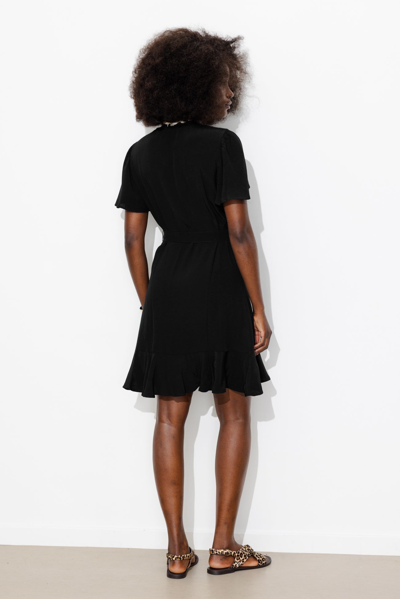 Vestido curto com babados