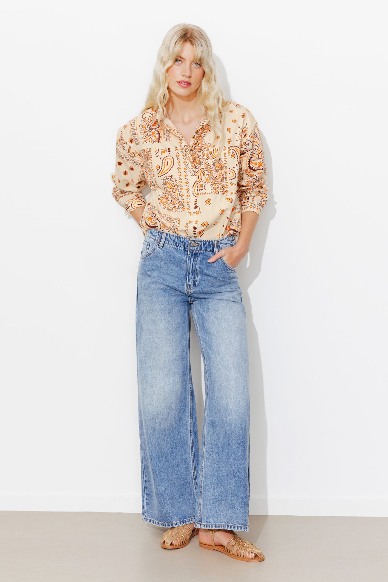 Camisa oversized com lenço