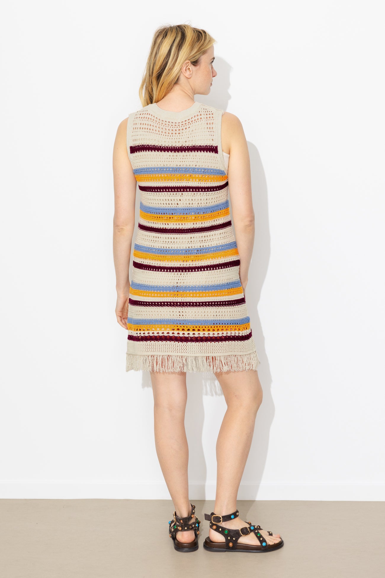 Vestido curto de croché com franjas