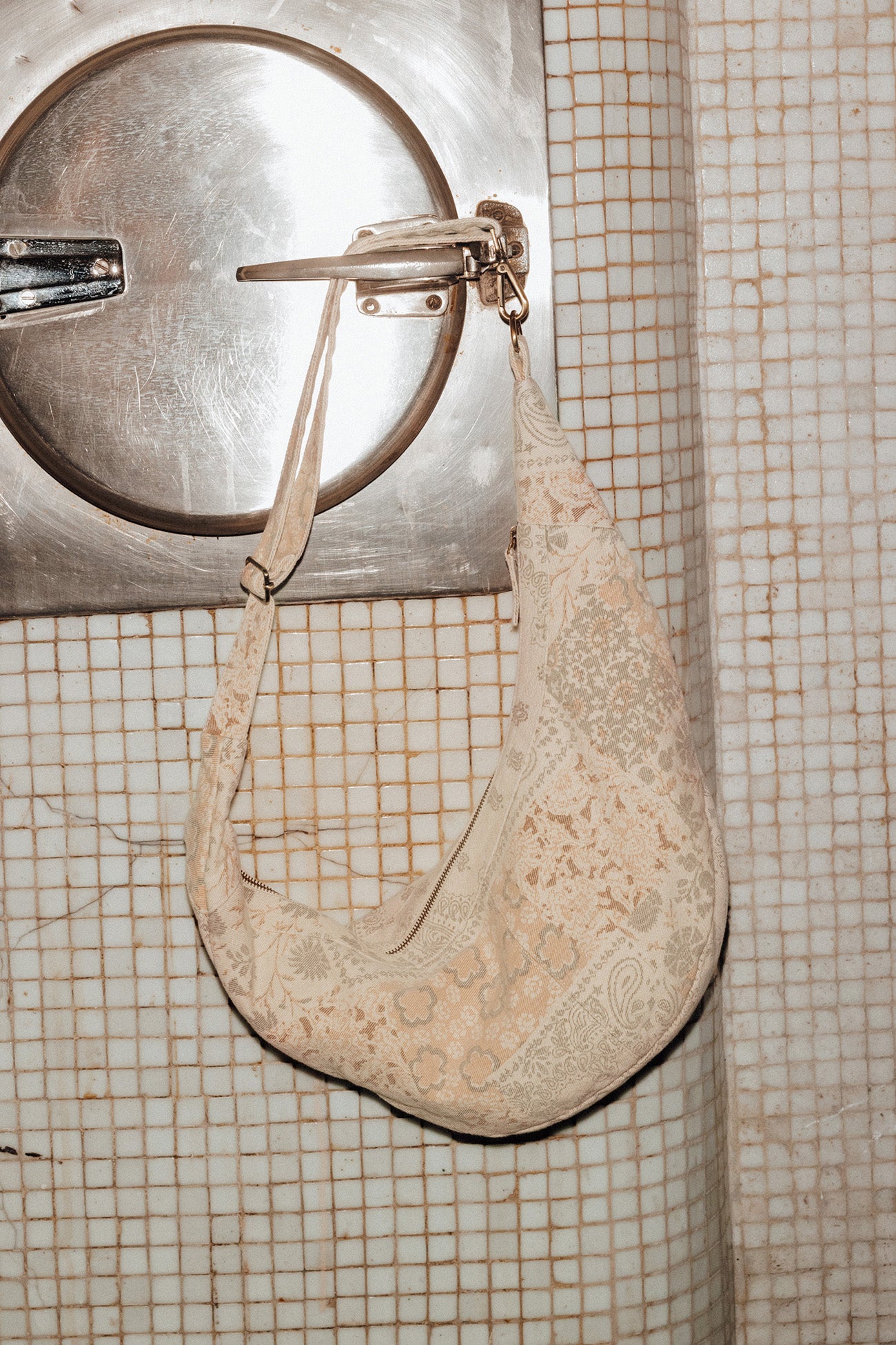 Bolsa banana estampada desbotada